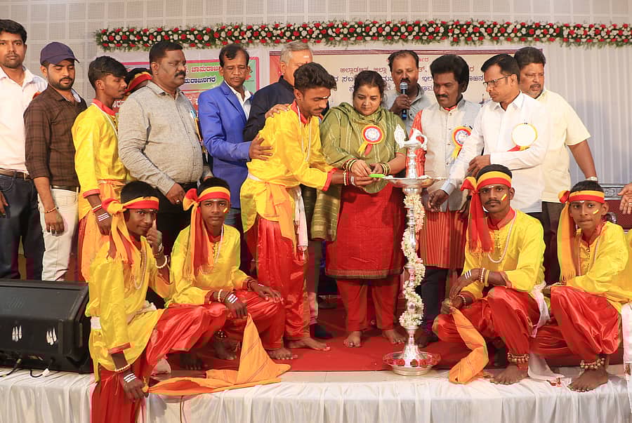 ಜಿಲ್ಲಾ ಮಟ್ಟದ ಯುವಜನೋತ್ಸವ ಸಮಾರಂಭವನ್ನು ಹೆಚ್ಚುವರಿ ಜಿಲ್ಲಾಧಿಕಾರಿ ಗೀತಾ ಹುಡೇದ ಉದ್ಘಾಟಿಸಿದರು. ಅಧಿಕಾರಿಗಳು, ಕಲಾವಿದರು, ವಿದ್ಯಾರ್ಥಿಗಳು ಪಾಲ್ಗೊಂಡಿದ್ದರು