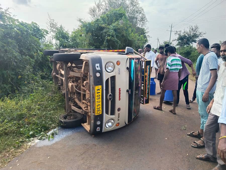 ನಂಜನಗೂಡು ತಾಲ್ಲೂಕಿನ ಈರೇಗೌಡನ ಹುಂಡಿ ಸಮೀಪ ಸರಕು ಸಾಗಾಣಿಕೆ ವಾಹನ ಚಾಲಕನ ನಿಯಂತ್ರಣ ತಪ್ಪಿ ಪಲ್ಟಿಯಾಗಿ ಬಿದ್ದಿರುವುದು