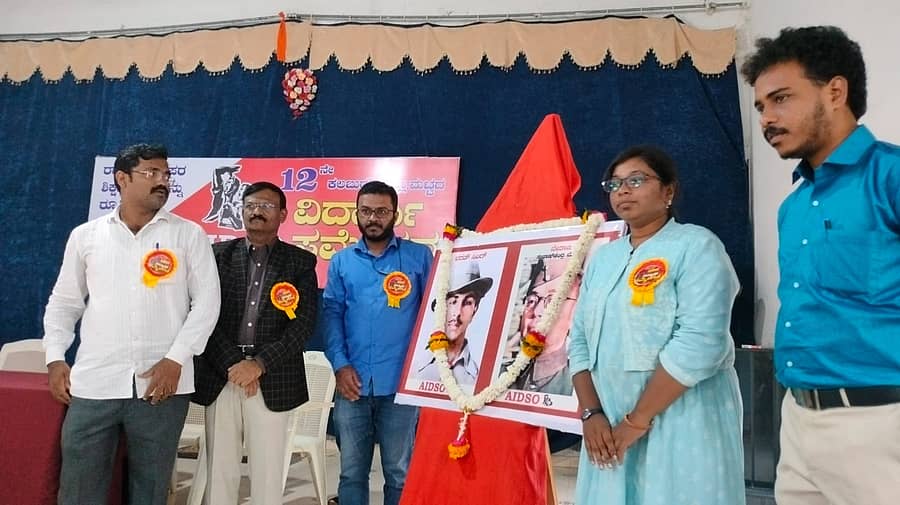 ಕಲಬುರಗಿಯಲ್ಲಿ ಶನಿವಾರ ಎಐಡಿಎಸ್ಒ ಜಿಲ್ಲಾ ಸಮಿತಿ ವತಿಯಿಂದ ಆಯೋಜಿಸಿದ್ದ ಜಿಲ್ಲಾ ಮಟ್ಟದ ಸಮ್ಮೇಳನದಲ್ಲಿ ಭಗತ್ ಸಿಂಗ್, ಸುಭಾಷ್ ಚಂದ್ರ ಬೋಸ್ ಭಾವಚಿತ್ರಗಳಿಗೆ ಪೂಜೆ ಸಲ್ಲಿಸಿದ ಮುಖಂಡರು