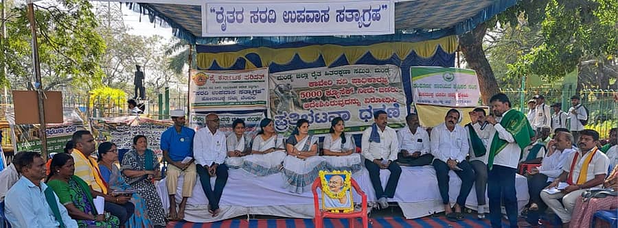 ಶನಿವಾರ ನಡೆದ ಉಪವಾಸ ಸತ್ಯಾಗ್ರಹದಲ್ಲಿ ಪಾಲ್ಗೊಂಡ ಆಸಕ್ತರು