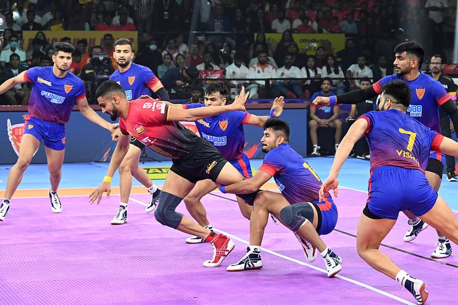 <div class="paragraphs"><p>ದಬಾಂಗ್‌ ಡೆಲ್ಲಿ ಕೆ.ಸಿ. ತಂಡದ ಆಟಗಾರರು ಬೆಂಗಳೂರು ಬುಲ್ಸ್‌ನ ರೈಡರ್‌ ಭರತ್‌ ಅವರನ್ನು ಹಿಡಿದೆಳೆದರು<br></p></div>