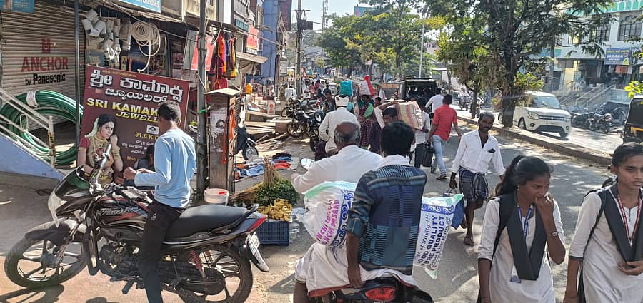 ಹರಿಹರದ ಶಿವಮೊಗ್ಗ ವೃತ್ತದಲ್ಲಿ ಫುಟ್‌ಪಾತ್ ಅತಿಕ್ರಮಿಸಿರುವುದರಿಂದ ಪಾದಚಾರಿಗಳು ರಸ್ತೆಯಲ್ಲಿ ಸಾಗುತ್ತಿರುವುದು