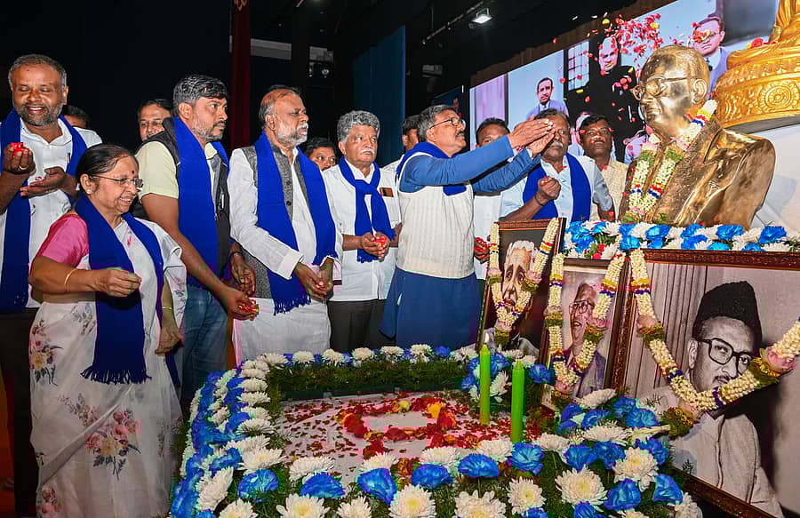 <div class="paragraphs"><p> ‘ಸಂವಿಧಾನ ರಕ್ಷಣೆಗಾಗಿ ಪ್ರಜಾಪ್ರಭುತ್ವ ಉಳಿವಿಗಾಗಿ’ ಜಾಗೃತಿ ಸಮಾವೇಶದಲ್ಲಿ ದಲಿತ ಸಂಘರ್ಷ ಸಮಿತಿ ಅಂಬೇಡ್ಕರ್‌ವಾದ ರಾಜ್ಯ ಪ್ರಧಾನ ಸಂಚಾಲಕ ಮಾವಳ್ಳಿ ಶಂಕರ್ ಅವರು ಅಂಬೇಡ್ಕರ್‌ ಪ್ರತಿಮೆಗೆ, ಕುವೆಂಪು, ಬಿ.ಕೃಷ್ಣಪ್ಪ, ಬಿ. ಬಸವಲಿಂಗಪ್ಪ ಅವರ ಭಾವಚಿತ್ರಕ್ಕೆ ಪುಷ್ಪ ನಮನ ಸಲ್ಲಿಸಿದರು.</p></div>