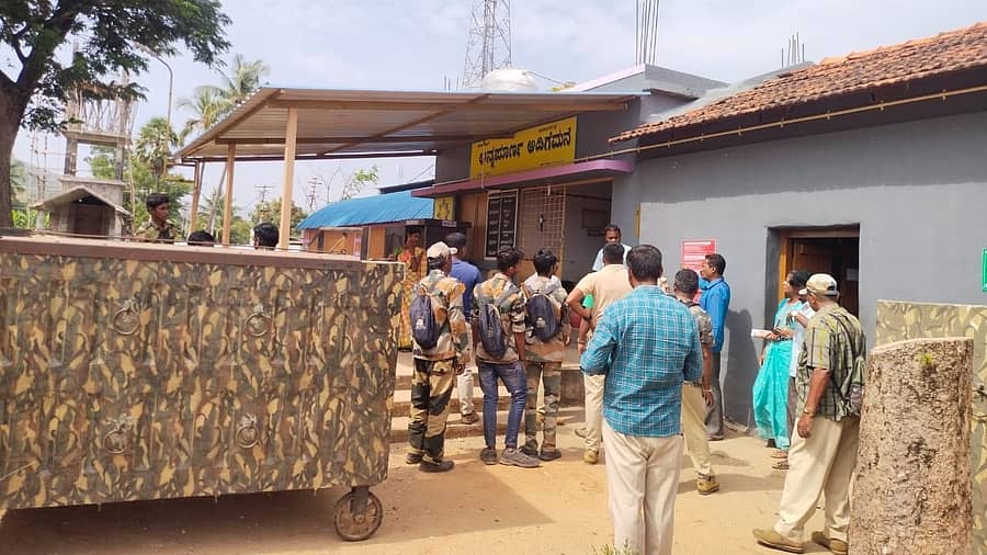 ಹನೂರು ತಾಲ್ಲೂಕಿನ ಸಂದನಪಾಳ್ಯ ಶಾಲೆಯ ಆವರಣದಲ್ಲಿ ಕರಡಿ ಸೆರೆಹಿಡಿಯಲು ಬೋನು ಇಡಲಾಗಿದೆ