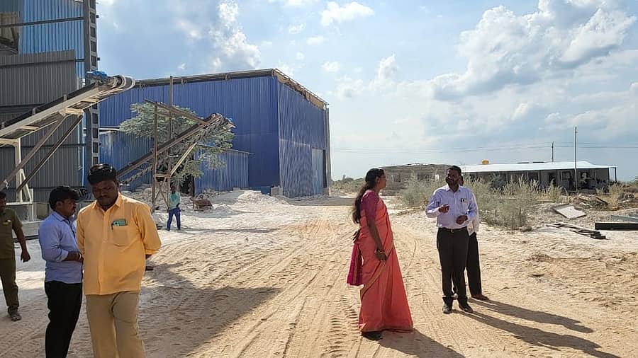 ಗುಳೇದಗುಡ್ಡ ತಾಲ್ಲೂಕಿನ ಮುರುಡಿ ಗ್ರಾಮ ಪಕ್ಕದ ಗುಡ್ಡಪ್ರದೇಶದಲ್ಲಿ ಖಾಸಗಿಯಾಗಿ ನಡೆಸುತ್ತಿರುವ ಕಲ್ಲು ಗಣಿಗಾರಿಕೆಯನ್ನು ತಹಸೀಲ್ದಾರ್ ಮಂಗಳಾ ಎಂ. ಹಾಗೂ ಅವರ ತಂಡವು ವೀಕ್ಷಿಸಿತು