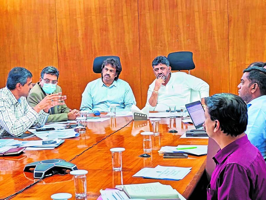 <div class="paragraphs"><p>ಬಿಬಿಎಂಪಿ ಶಾಲೆಗಳಿಗೆ ಶಿಕ್ಷಕರ ನೇಮಕ ಕುರಿತಂತೆ ಪ್ರಾಥಮಿಕ ಶಿಕ್ಷಣ ಇಲಾಖೆ ಸಚಿವ ಮಧು ಬಂಗಾರಪ್ಪ ಹಾಗೂ ಅಧಿಕಾರಿಗಳೊಂದಿಗೆ ಉಪ ಮುಖ್ಯಮಂತ್ರಿ ಡಿ.ಕೆ. ಶಿವಕುಮಾರ್ ಶುಕ್ರವಾರ ಸಮಾಲೋಚನೆ ನಡೆಸಿದರು</p></div>