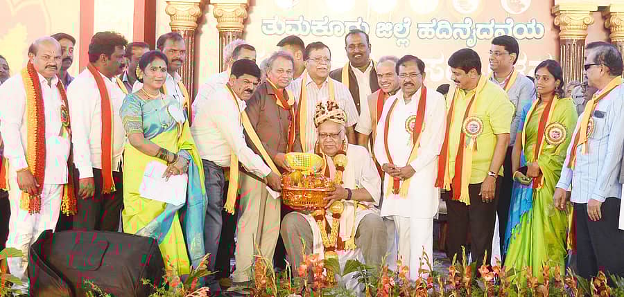 <div class="paragraphs"><p>ತುಮಕೂರಿನಲ್ಲಿ ಶನಿವಾರ ನಡೆದ ಜಿಲ್ಲಾ ಕನ್ನಡ ಸಾಹಿತ್ಯ ಸಮ್ಮೇಳನದ ಸಮಾರೋಪ ಸಮಾರಂಭದಲ್ಲಿ ಸಮ್ಮೇಳನದ ಅಧ್ಯಕ್ಷ ಎಚ್.ಎಸ್.ಶಿವಪ್ರಕಾಶ್ ಅವರನ್ನು ಸನ್ಮಾನಿಸಲಾಯಿತು. ಸಾಹಿತಿ ಪ್ರೊ.ಬರಗೂರು ರಾಮಚಂದ್ರಪ್ಪ, ಸಚಿವರಾದ ಜಿ.ಪರಮೇಶ್ವರ, ಕೆ.ಎನ್.ರಾಜಣ್ಣ, ಶಾಸಕರಾದ ಬಿ.ಸುರೇಶ್ಗೌಡ ಮೊದಲಾದವರು ಪಾಲ್ಗೊಂಡಿದ್ದರು</p></div>