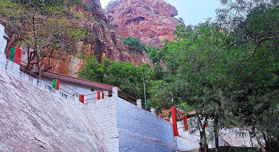 ತಾರಾನಗರ ಗ್ರಾಮದ ಹೊರವಲದಲ್ಲಿರುವ ಭೈರವ ತೀರ್ಥ ಕ್ಷೇತ್ರ