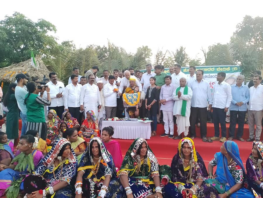 ಶಿರಸಿಯಲ್ಲಿ ಶನಿವಾರ ನಡೆದ ಕಸ್ತೂರಿ ರಂಗನ್ ವರದಿ ವಿರೋಧಿ ಜಾಥಾ ಸಮಾರೋಪ ಸಮಾರಂಭದಲ್ಲಿ ಕಾಗೋಡು ತಿಮ್ಮಪ್ಪ, ಸತೀಶ ಜಾರಕಿಹೊಳಿ, ರವೀಂದ್ರ ನಾಯ್ಕ, ಭೀಮಣ್ಣ ನಾಯ್ಕ, ಸತೀಶ ಸೈಲ್ ಮತ್ತಿತರರು ಭಾಗವಹಿಸಿದ್ದರು
