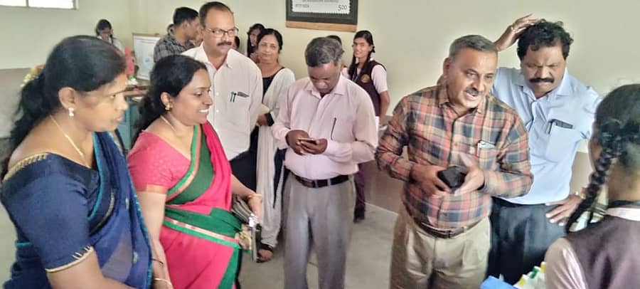 ಯಳಂದೂರು ಪಟ್ಟಣದ ಜೆಎಸ್ಎಸ್ ಕಾಲೇಜು ಆವರಣದಲ್ಲಿ ಆರೋಗ್ಯ ಮತ್ತು ಶಿಕ್ಷಣ ಇಲಾಖೆ ಗುರುವಾರ ಆಯೋಜಿಸಿದ್ದ ವಿಶ್ವ ಸೊಳ್ಳೆ ದಿನದ ಕಾರ್ಯಕ್ರಮದಲ್ಲಿ ಮಕ್ಕಳು ತಯಾರಿಸಿದ ಸೊಳ್ಳೆ ಪ್ರತಿ ಕೃತಿಗಳನ್ನು ಅಧಿಕಾರಿಗಳು ವೀಕ್ಷಿಸಿದರು.