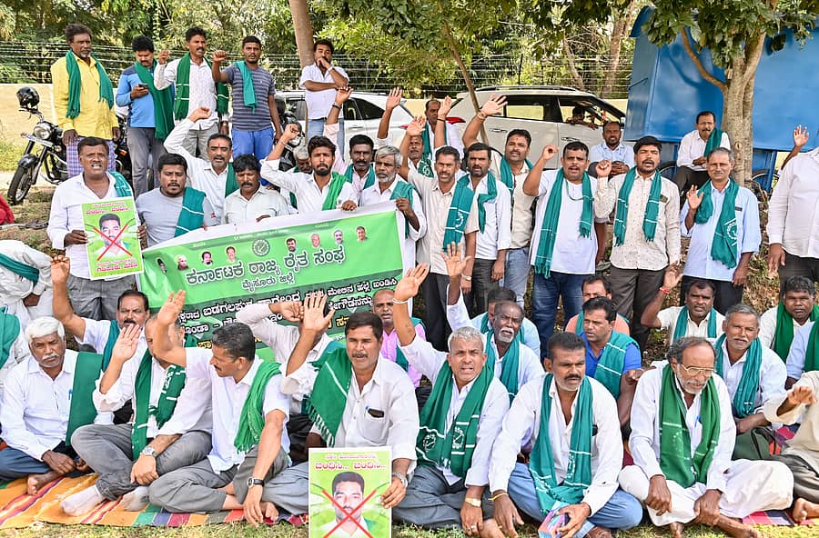 ವಿವಿಧ ಪ್ರಕರಣಗಳ ಆರೋಪ ಎದುರಿಸುತ್ತಿರುವ ಹಾಗೂ ಸಂಘದ ರಾಜ್ಯಾಧ್ಯಕ್ಷರ ಮೇಲೆ ಹಲ್ಲೆ ನಡೆಸಿರುವ ಪಾಂಡವಪುರ ತಾಲ್ಲೂಕಿನ ಇಂಗಲಗುಪ್ಪೆ ಗ್ರಾಮದ ರೌಡಿಶೀಟರ್ ಕೃಷ್ಣೇಗೌಡ ಎಂಬುವವರನ್ನು ಗಡಿಪಾರು ಮಾಡಬೇಕು ಎಂದು ಆಗ್ರಹಿಸಿ ರೈತ ಸಂಘದ ಸದಸ್ಯರು ಮೈಸೂರಿನ ಜಿಲ್ಲಾಧಿಕಾರಿ ಕಚೇರಿ ಎದುರು ಬುಧವಾರ ಪ್ರತಿಭಟನೆ ನಡೆಸಿದರು