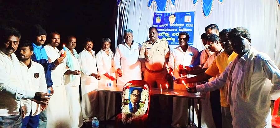 ಅಳವಂಡಿ ಸಮೀಪದ ಬೋಚನಹಳ್ಳಿ ಗ್ರಾಮದ ಸ್ಮಶಾನದಲ್ಲಿ ಡಾ.ಬಿ.ಆರ್.ಅಂಬೇಡ್ಕರ್ ಅವರ ಮಹಾ ಪರಿನಿರ್ವಾಣ ದಿನದ ಅಂಗವಾಗಿ ಮೌಢ್ಯ ವಿರೋಧಿ ಸಂಕಲ್ಪ ಕಾರ್ಯಕ್ರಮ ನಡೆಯಿತು