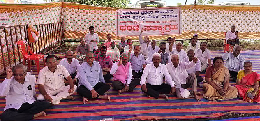 <div class="paragraphs"><p>ಬೆಳಗಾವಿ ತಾಲ್ಲೂಕಿನ ಹಲಗಾದ ಸುವರ್ಣ ವಿಧಾನಸೌಧ ಬಳಿ ಧಾರವಾಡ ಪ್ರತ್ಯೇಕ ಮಹಾನಗರ ಪಾಲಿಕೆ ಹೋರಾಟ–ಅಭಿವೃದ್ಧಿ ವೇದಿಕೆಯವರು ಗುರುವಾರ ಪ್ರತಿಭಟಿಸಿದರು– ಪ್ರಜಾವಾಣಿ ಚಿತ್ರ</p></div>