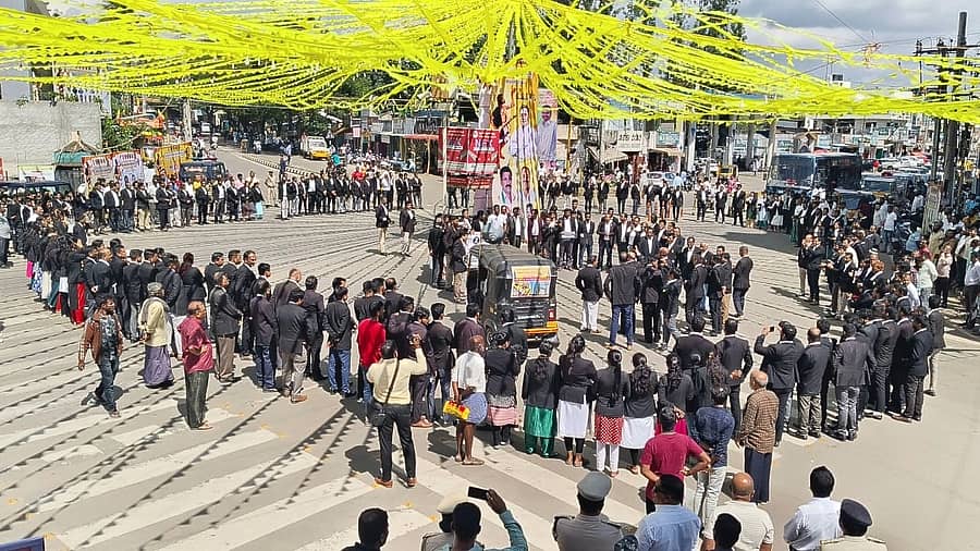 <div class="paragraphs"><p>ಹೆಲ್ಮೆಟ್ ಹಾಕದ ವಕೀಲರ ಮೇಲೆ ಪೊಲೀಸರು ನಡೆಸಿದ ಹಲ್ಲೆ ಖಂಡಿಸಿ ವಕೀಲರು ನಗರದಲ್ಲಿ ಶುಕ್ರವಾರ ಪ್ರತಿಭಟನೆ ನಡೆಸಿದರು.</p></div>