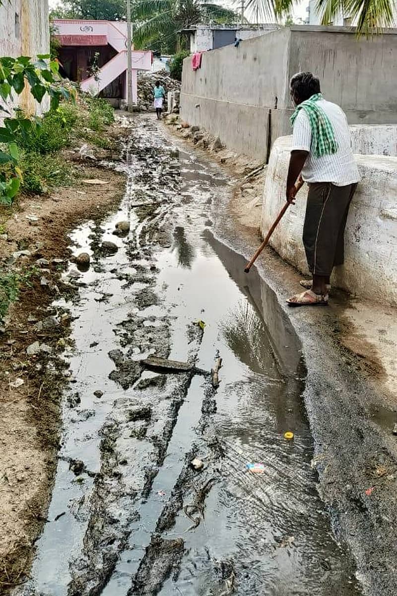 ಕವಿತಾಳ ಸಮೀಪದ ದೇವತಗಲ್ ಗ್ರಾಮದಲ್ಲಿ ರಸ್ತೆಯಲ್ಲಿ ನೀರು ಹರಿದು ಗಲೀಜು ಉಂಟಾಗಿರುವುದು.