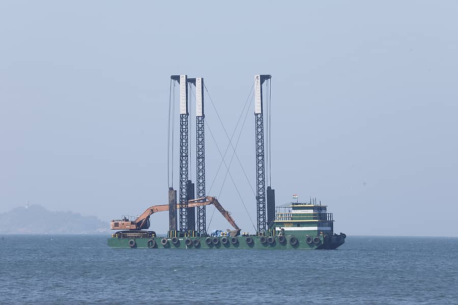 ಕಾರವಾರದ ವಾಣಿಜ್ಯ ಬಂದರು ಸಮೀಪ ಬಂದು ನಿಂತಿರುವ ಬ್ಯಾಕ್ ಹೋ (ಹೂಳು ತೆಗೆಯುವ ಯಂತ್ರ) ಒಳಗೊಂಡಿರುವ ಹಡಗು
ಪ್ರಜಾವಾಣಿ ಚಿತ್ರ/ದಿಲೀಪ್ ರೇವಣಕರ್