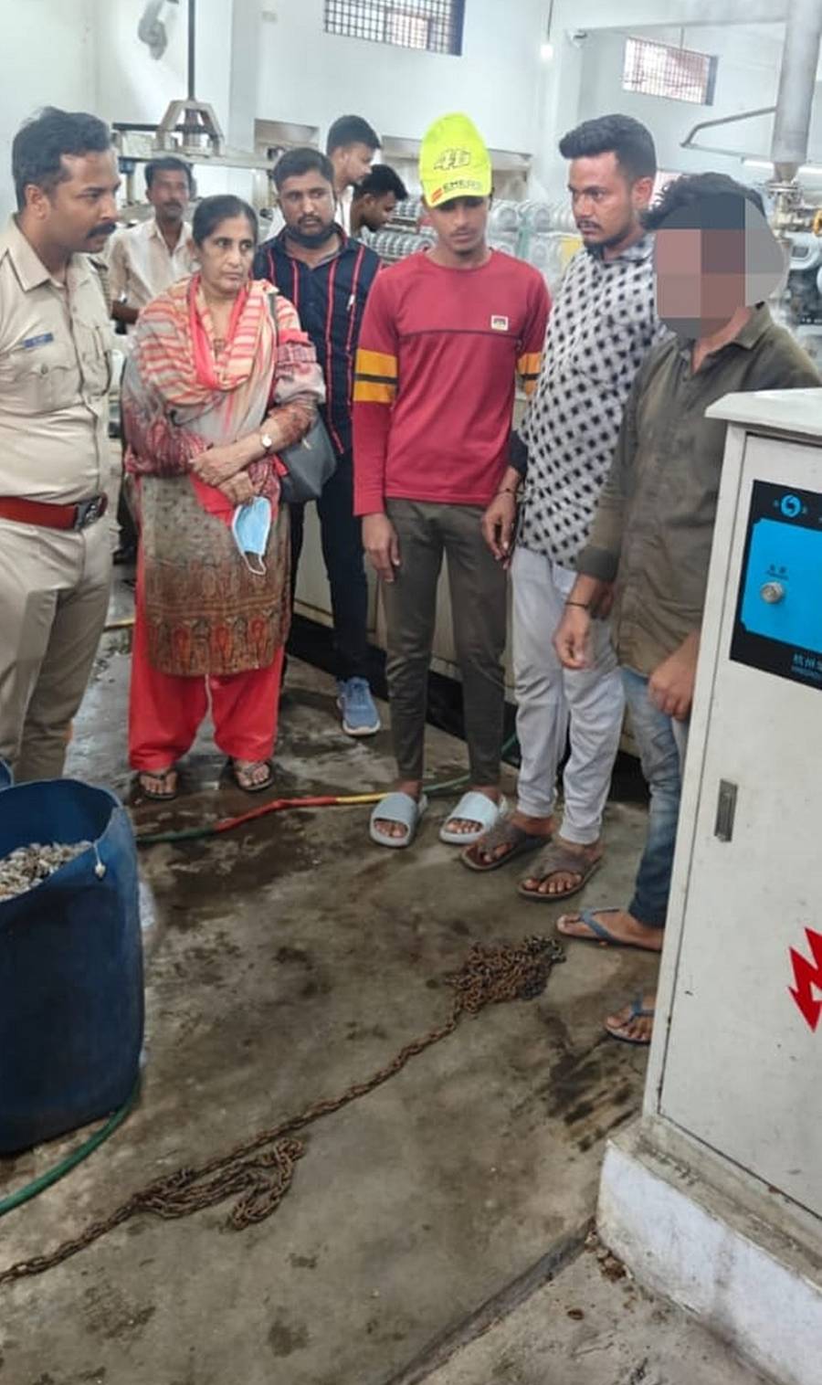 ರಾಮನಗರದ ಎಸ್ಐಯು ಸಿಲ್ಕ್ ಕಾರ್ಖಾನೆ ಮೇಲೆ ದಾಳಿ ನಡೆಸಿದ ಅಧಿಕಾರಿಗಳು ಕಾರ್ಮಿಕ ಮೊಹಮ್ಮದ್ ವಸೀಂ (ಎಡಭಾಗದಿಂದ ಮೊದಲನೆಯವರು) ಅವರನ್ನು ರಕ್ಷಿಸಿದರು.