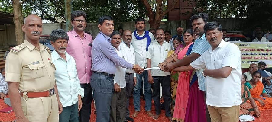ಎಚ್.ಡಿ.ಕೋಟೆ ಪಟ್ಟಣದ ಆಡಳಿತ ಸೌಧದ ಎದುರು ಮಹಿಳಾ ಜೀತದಾಳು ನಿರ್ಮಲಾ ಅವರಿಗೆ ಬಿಡುಗಡೆ ಪತ್ರ ನೀಡಬೇಕೆಂದು ಆಗ್ರಹಿಸಿ ಕರ್ನಾಟಕ ಜೀತದಾಳು ಮತ್ತು ಕೃಷಿ ಕಾರ್ಮಿಕರ ಒಕ್ಕೂಟ ಮತ್ತು ದಲಿತಪರ ಸಂಘಟನೆಗಳಿಂದ ಸೋಮವಾರ ಪ್ರತಿಭಟನೆ ನಡೆಸಿ, ತಹಶೀಲ್ದಾರ್‌ ಅವರಿಗೆ ಮನವಿ ಪತ್ರ ನೀಡಿದರು