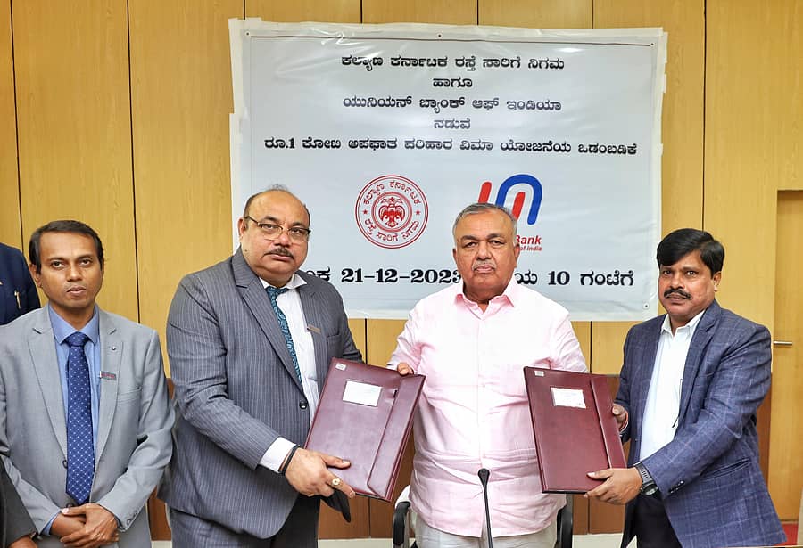ಬೆಂಗಳೂರಿನಲ್ಲಿ ಗುರುವಾರ ನಡೆದ ಕಾರ್ಯಕ್ರಮದಲ್ಲಿ ಸಾರಿಗೆ ಸಚಿವ ರಾಮಲಿಂಗಾರೆಡ್ಡಿ ಸಮ್ಮುಖದಲ್ಲಿ ಯೂನಿಯನ್ ಬ್ಯಾಂಕ್‌ ಕರ್ನಾಟಕ ವಲಯ ಮುಖ್ಯಸ್ಥ ನವನೀತ್ ಕುಮಾರ್ ಹಾಗೂ ಕೆಕೆಆರ್‌ಟಿಸಿ ವ್ಯವಸ್ಥಾಪಕ ನಿರ್ದೇಶಕ ರಾಚಪ್ಪ ಅವರು ಒಪ್ಪಂದ ಪತ್ರಗಳನ್ನು ಹಸ್ತಾಂತರ ಮಾಡಿಕೊಂಡರು