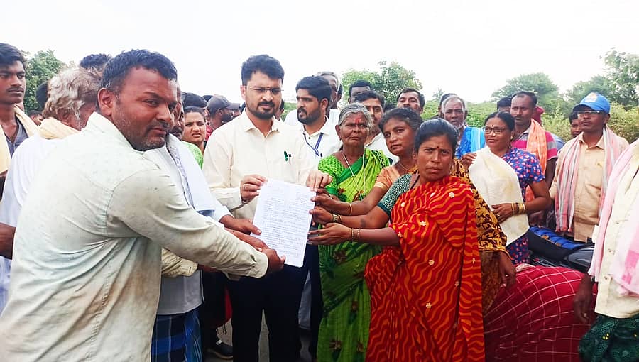 ಕೊರಟಗೆರೆ ತಾಲ್ಲೂಕಿನ ವಡ್ಡಗೆರೆ ಗ್ರಾಮ ಪಂಚಾಯಿತಿ ವ್ಯಾಪ್ತಿಯ ಯಾದಗೆರೆ ಹಾಗೂ ಸುತ್ತಮುತ್ತಲ ಗ್ರಾಮಸ್ಥರು ಕಲ್ಲುಗಣಿಗಾರಿಕೆ ಸ್ಥಾಪನೆ ವಿರೋಧಿಸಿ ತಹಶೀಲ್ದಾರ್ ಕೆ.ಮಂಜುನಾಥ ಅವರಿಗೆ ಮನವಿ ಸಲ್ಲಿಸಿದರು 