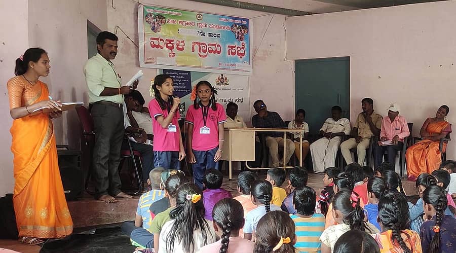 ಶಿರಾ ತಾಲ್ಲೂಕಿನ ಸೀಬಿಅಗ್ರಹಾರ ಗ್ರಾಮದಲ್ಲಿ ನಡೆದ ಮಕ್ಕಳ ಹಕ್ಕುಗಳ ಗ್ರಾಮಸಭೆಯಲ್ಲಿ ಮಕ್ಕಳು ಸಮಸ್ಯೆಗಳನ್ನು ಬಿಚ್ಚಿಟ್ಟರು