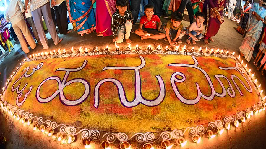 ಬೆಂಗಳೂರಿನ ಬಿವಿಕೆ ಅಯ್ಯಂಗಾರ್ ರಸ್ತೆಯಲ್ಲಿರುವ ಕೋದಂಡ ರಾಮಾಂಜನೇಯ ಸ್ವಾಮಿ ದೇವಸ್ಥಾನದಲ್ಲಿ ಹರಿ ಹನುಮ ಸೇವಾ ಸಮಿತಿ ಸಹಯೋಗದಲ್ಲಿ ಭಾನುವಾರ ನಡೆದ ಶ್ರೀರಾಮ ಲಕ್ಷದೀಪೋತ್ಸವದಲ್ಲಿ ಹನುಮಾನ್‌ ಬರಹದ ಮುಂದೆ ಮಕ್ಕಳು ದೀಪ ಹಚ್ಚಿದರು. –ಪ್ರಜಾವಾಣಿ ಚಿತ್ರ: ಎಂ.ಎಸ್‌.ಮಂಜುನಾಥ್‌
