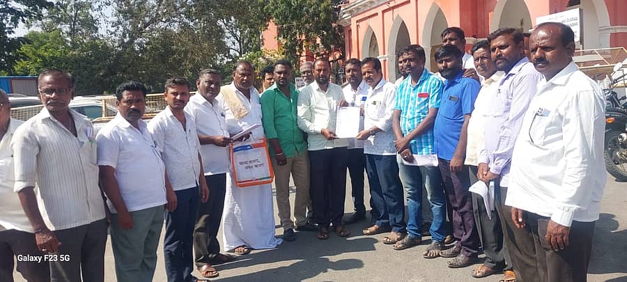 ರಾಯಚೂರಿನ ಶಿವಶರಣ ಹಡಪದ ಅಪ್ಪಣ್ಣ ಸಮಾಜ ಸೇವಾ ಸಂಘ ಜಿಲ್ಲಾ ಘಟಕದ ಪದಾಧಿಕಾರಿಗಳು ಜಿಲ್ಲಾ ಹಾಗೂ ತಾಲ್ಲೂಕು ಘಟಕದ ಪದಾಧಿಕಾರಿಗಳು ಮಂಗಳವಾರ ಜಿಲ್ಲಾಡಳಿತದ ಅಧಿಕಾರಿಯ ಮೂಲಕ ರಾಜ್ಯಪಾಲರಿಗೆ ಮನವಿ ಸಲ್ಲಿಸಿದರು
