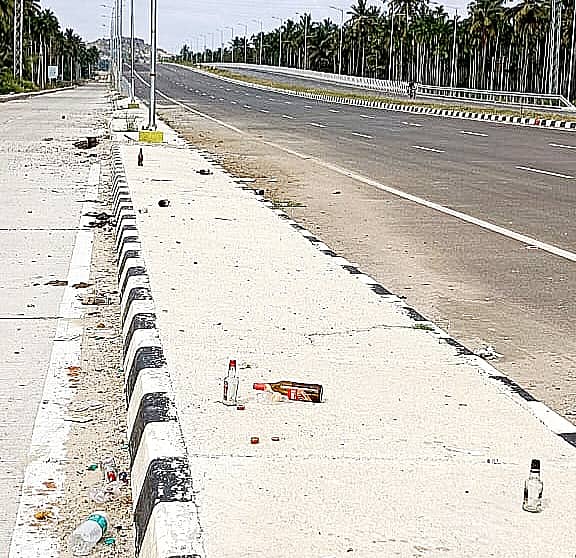 ಸರ್ವೀಸ್‌ ರಸ್ತೆಯಲ್ಲಿ ಬಾಟಲಿಗಳು