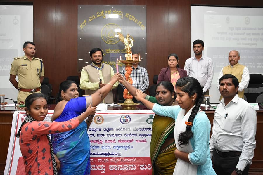 ಚಿಕ್ಕಬಳ್ಳಾಪುರದಲ್ಲಿ ನಡೆದ ‘ಮಕ್ಕಳ ಹಕ್ಕುಗಳು ಮತ್ತು ಕಾನೂನು’ ಕುರಿತ ಕಾರ್ಯಾಗಾರವನ್ನು ರಾಜ್ಯ ಮಕ್ಕಳ ಹಕ್ಕುಗಳ ರಕ್ಷಣಾ ಆಯೋಗದ ಅಧ್ಯಕ್ಷ ಕೆ.ನಾಗಣ್ಣ ಗೌಡ ಹಾಗೂ ಗಣ್ಯರು, ಹೆಣ್ಣು ಮಕ್ಕಳು ಉದ್ಘಾಟಿಸಿದರು