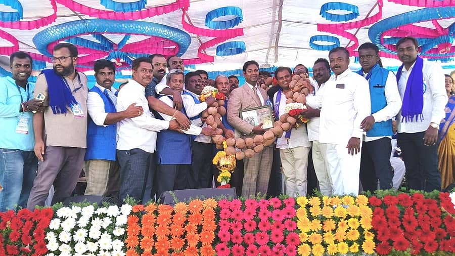 ತರುವೇಕೆರೆಯಲ್ಲಿ ನಡೆದ ಭೀಮೋತ್ಸವದಲ್ಲಿ ಬುದ್ಧಿಸ್ಟ್ ಸೊಸೈಟಿ ಆಫ್ ಇಂಡಿಯಾ ಅಧ್ಯಕ್ಷ ರಾಜರತ್ನ ಅಂಬೇಡ್ಕರ್ ಅವರಿಗೆ ಕೊಬ್ಬರಿ ಹಾರ ಹಾಕಿ ಸತ್ಕರಿಸಲಾಯಿತು