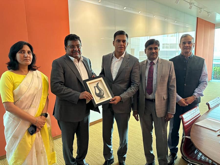 ಕೈಗಾರಿಕಾ ಸಚಿವ ಎಂ.ಬಿ. ಪಾಟೀಲ ಅವರು ಜಿಂದಾಲ್ ಸಮೂಹದ ಅಧ್ಯಕ್ಷ ಸಜ್ಜನ್ ಜಿಂದಾಲ್ ಅವರಿಗೆ ಸ್ಮರಣಿಕೆ ನೀಡಿದರು. ಇಲಾಖೆಯ ಆಯುಕ್ತೆ ಗುಂಜನ್ ಕೃಷ್ಣ ಮತ್ತು ಪ್ರಧಾನ ಕಾರ್ಯದರ್ಶಿ ಸೆಲ್ವಕುಮಾರ್ ಅವರು ಸರ್ಕಾರದ ನಿಯೋಗದ ಭಾಗವಾಗಿದ್ದರು