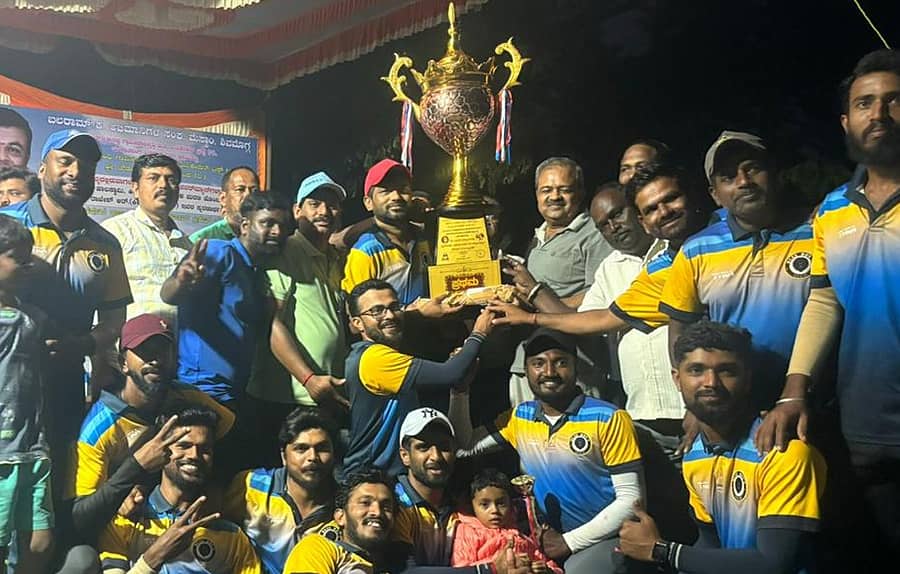 ಶಿವಮೊಗ್ಗದಲ್ಲಿ ಭಾನುವಾರ ರಾತ್ರಿ ಮುಕ್ತಾಯಗೊಂಡ ಕ್ರಿಕೆಟ್ ಟೂರ್ನಿಯಲ್ಲಿ ಚಾಂಪಿಯನ್ ಆದ ಮೈಸೂರು ತಂಡ