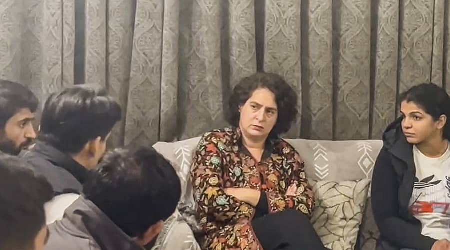 <div class="paragraphs"><p> ಕುಸ್ತಿಪಟುಗಳಾದ ಸಾಕ್ಷಿ ಮಲಿಕ್ ಬಜರಂಗ್ ಪೂನಿಯಾ ಹಾಗೂ ಇತರರೊಂದಿಗೆ ಕಾಂಗ್ರೆಸ್ ನಾಯಕಿ ಪ್ರಿಯಾಂಕಾ ಗಾಂಧಿ ಸಮಾಲೋಚನೆ ನಡೆಸಿದರು. </p></div>