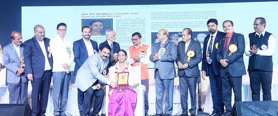 <div class="paragraphs"><p>ತುಮಕೂರಿನಲ್ಲಿ ಶನಿವಾರ ನಡೆದ ವಿದ್ಯಾನಿಕೇತನ ಶಾಲೆಯ ಸುವರ್ಣ ಮಹೋತ್ಸವ ಕಾರ್ಯಕ್ರಮದಲ್ಲಿ ಶಾಲೆಯಲ್ಲಿ 50 ವರ್ಷ ಸೇವೆ ಸಲ್ಲಿಸಿದ ಶಿಕ್ಷಕಿ ಕೆ.ಎಸ್.ಮಧುರಾ ಅವರನ್ನು ಸನ್ಮಾನಿಸಲಾಯಿತು. ಶಿಕ್ಷಣ ತಜ್ಞ ಗುರುರಾಜ ಕರ್ಜಗಿ, ಶಾಸಕ‌ ಜಿ.ಬಿ.ಜ್ಯೋತಿಗಣೇಶ್, ಡಿಡಿಪಿಯು ಗಂಗಾಧರ್, ವಿದ್ಯಾನಿಕೇತನ ಶಿಕ್ಷಣ ಸಂಸ್ಥೆಯ ಕಾರ್ಯದರ್ಶಿ ಸಿ.ಜಯರಾಮರಾವ್&nbsp;ಇತರರು ಹಾಜರಿದ್ದರು</p></div>