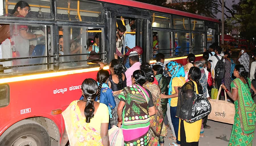 ಕಲಬುರಗಿ ಕೇಂದ್ರ ಬಸ್ ನಿಲ್ದಾಣದಲ್ಲಿ ನಗರ ಸಾರಿಗೆ ಬಸ್ ಹತ್ತಿದ ಮಹಿಳೆಯರು