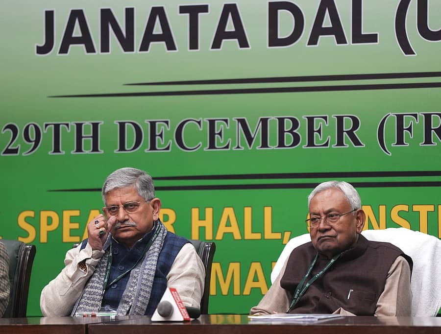 ಜೆಡಿಯು ರಾಷ್ಟ್ರೀಯ ಕಾರ್ಯಕಾರಿಣಿ ಸಭೆಯಲ್ಲಿ ಪಾಲ್ಗೊಂಡ ಲಲನ್ ಸಿಂಗ್ (ಎಡ) ಹಾಗೂ ನಿತೀಶ್ ಕುಮಾರ್ –ಪಿಟಿಐ ಚಿತ್ರ