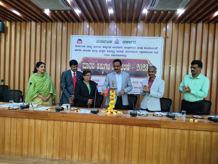 ಬೆಂಗಳೂರು ಗ್ರಾಮಾಂತರ ಜಿಲ್ಲಾಡಳಿತ ಭವನದಲ್ಲಿ ನಡೆದ ಮಾನವ ಹಕ್ಕುಗಳ ದಿನಾಚರಣೆ ಕಾರ್ಯಕ್ರಮವನ್ನು ಗಣ್ಯ ರು ಉದ್ಘಾಟಿಸಿದರು