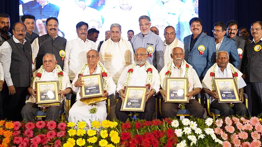 <div class="paragraphs"><p>ಮೈಸೂರಿನಲ್ಲಿ ಶನಿವಾರ ನಡೆದ ಹೋಟೆಲ್ ಮಾಲೀಕರ ಪತ್ತಿನ ಸಹಕಾರ ಸಂಘದ ರಜತ ಮಹೋತ್ಸವದ ಸಮಾರೋಪ ಸಮಾರಂಭದಲ್ಲಿ 80 ವರ್ಷ ವಯಸ್ಸು ಪೂರೈಸಿದ ಹೋಟೆಲ್ ಉದ್ಯಮಿಗಳಾದ ಪುಟ್ಟಸ್ವಾಮಿ, ಗೋವಿಂದೇಗೌಡ, ಕೆಂಚಪ್ಪ, ಪಿ.ಸಿ.ನಾಗಣ್ಣ ಹಾಗೂ ಪಿ.ಎಸ್. ಗೋಪಾಲಕೃಷ್ಣ ಅವರನ್ನು ಮುಖ್ಯಮಂತ್ರಿ ಸಿದ್ದರಾಮಯ್ಯ ಸನ್ಮಾನಿಸಿದ</p></div>