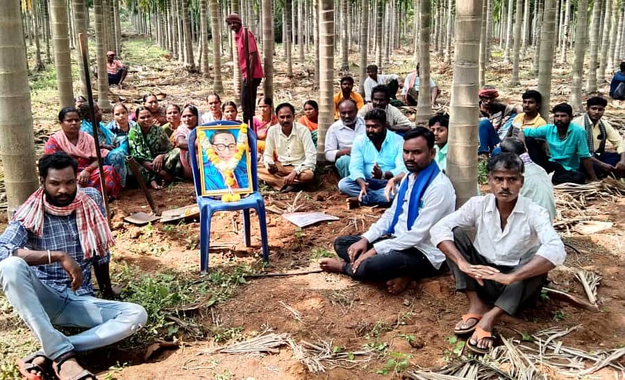 ಹರೋಸಾಗರದಲ್ಲಿ ದಲಿತ ಸಮುದಾಯದವರು ಸ್ಮಶಾನದ ಭೂಮಿಗಾಗಿ ಒತ್ತಾಯಿಸಿ ಡಾ. ಅಂಬೇಡ್ಕರ್ ಭಾವಚಿತ್ರ ಹಿಡಿದು ಧರಣಿ ನಡೆಸಿದರು