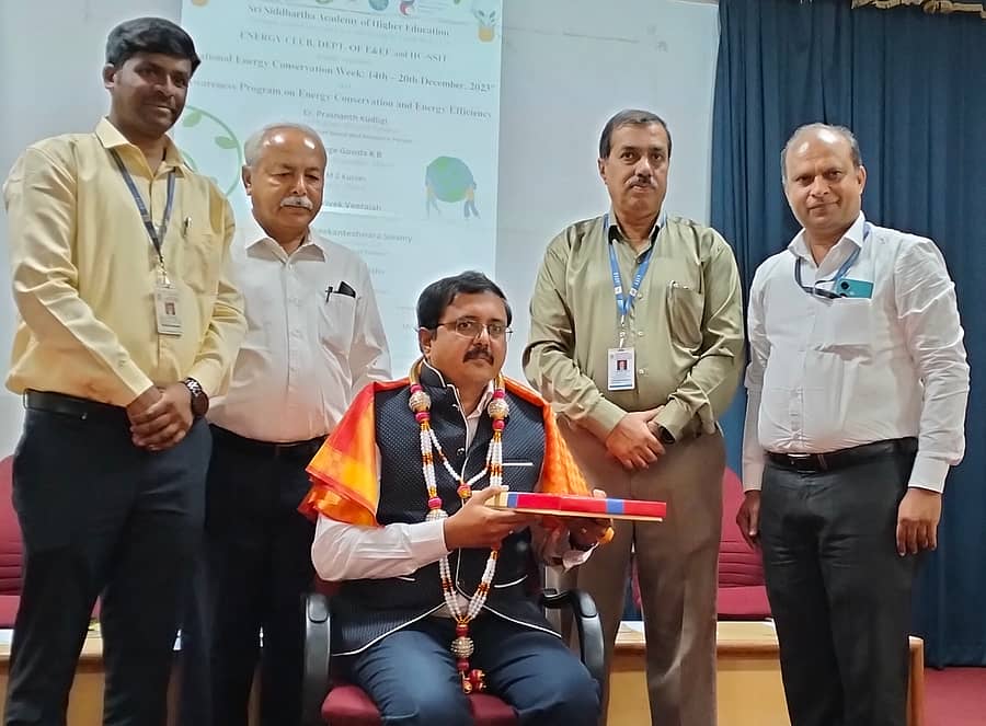 <div class="paragraphs"><p>ತುಮಕೂರು ಎಸ್ಎಸ್ಐಟಿಯಲ್ಲಿ ಈಚೆಗೆ ಹಮ್ಮಿಕೊಂಡಿದ್ದ ಇಂಧನ ಜಾಗೃತಿ ಕಾರ್ಯಕ್ರಮದಲ್ಲಿ ಬೆಸ್ಕಾಂ ಕಾರ್ಯನಿರ್ವಾಹಕ ಎಂಜಿನಿಯರ್ ಪ್ರಶಾಂತ್ ಕೂಡ್ಲಿಗಿ ಅವರನ್ನು ಸನ್ಮಾನಿಸಲಾಯಿತು.</p></div>