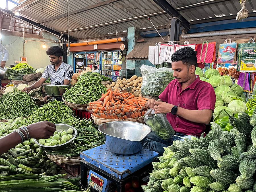 ರಾಯಚೂರಿನ ಉಸ್ಮಾನಿಯಾ ತರಕಾರಿ ಮಾರುಕಟ್ಟೆಯಲ್ಲಿ ತರಕಾರಿ ಮಾರಾಟ ಮಾಡಲಾಗುತ್ತಿರುವುದು