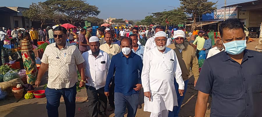 ಹುಬ್ಬಳ್ಳಿಯ ಶ್ರೀ ಜಗಜ್ಯೋತಿ ಬಸವೇಶ್ವರ ಕೃಷಿ ಉತ್ಪನ್ನ ಮಾರುಕಟ್ಟೆಗೆ (ಎಪಿಎಂಸಿ) ಭಾನುವಾರ ಶಾಸಕ ಪ್ರಸಾದ ಅಬ್ಬಯ್ಯ ಭೇಟಿ ನೀಡಿ ಪರಿಶಿಲನೆ ನಡೆಸಿದರು