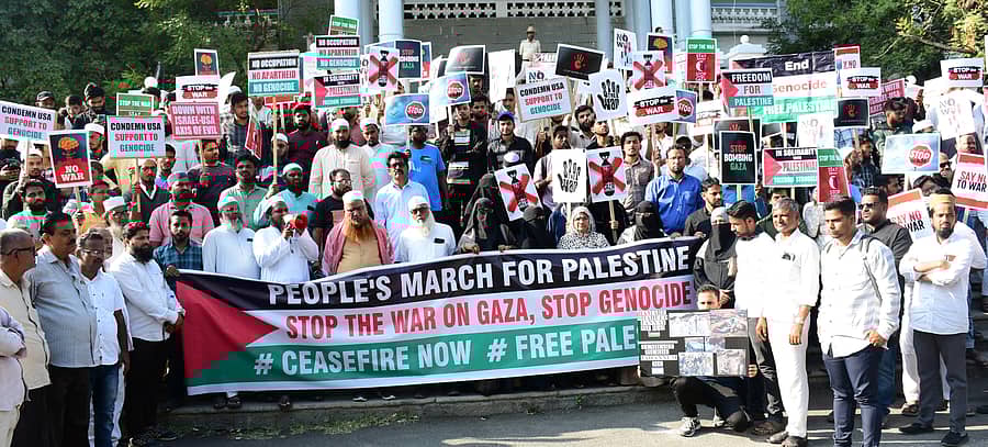 ಪ್ಯಾಲಿಸ್ಟೀನ್ ಮೇಲೆ ಇಸ್ರೇಲ್‌ ದಾಳಿ ಖಂಡಿಸಿ ಸಿಟಿಜನ್ಸ್ ಫೋರಂ ಫಾರ್ ಪೀಸ್ ಅಂಡ್ ಜಸ್ಟಿಸ್ ವೇದಿಕೆಯ ಸದಸ್ಯರು ಕಲಬುರಗಿಯಲ್ಲಿ ಪ್ರತಿಭಟಿಸಿದರು.