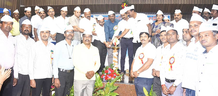 <div class="paragraphs"><p>ತುಮಕೂರಿನಲ್ಲಿ ಭಾನುವಾರ ಎನ್‌ಪಿಎಸ್‌ ನೌಕರರ ಸಂಘದ ಬೆಂಗಳೂರು ವಿಭಾಗೀಯ ಮಟ್ಟದ ಸಂಘಟನಾ ಸಭೆ ನಡೆಯಿತು.</p></div>