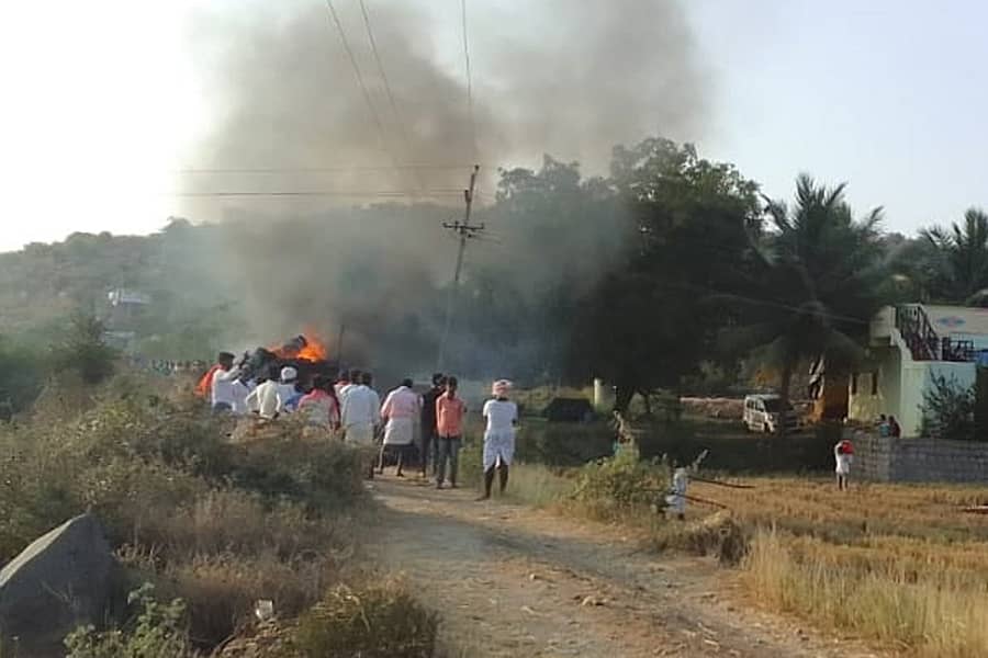 ಕವಿತಾಳ ಸಮೀಪದ ಬಾಗಲವಾಡ ಗ್ರಾಮದಲ್ಲಿ ಭತ್ತದ ಹುಲ್ಲು ಸಾಗಿಸುತ್ತಿದ್ದ ಟ್ರ್ಯಾಕ್ಟರ್ಗೆ ವಿದ್ಯುತ್ ತಂತಿ ತಗುಲಿ, ಹುಲ್ಲು ಭಸ್ಮವಾಯಿತು