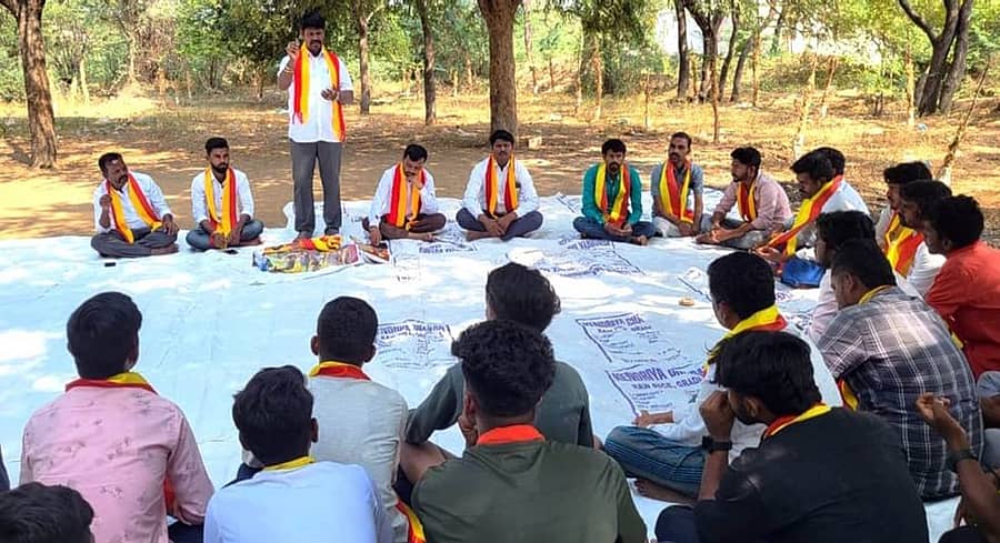 ವಡಗೇರಾ ತಾಲ್ಲೂಕಿನ ತುಮಕೂರು ಗ್ರಾಮದಲ್ಲಿ ಕರ್ನಾಟಕ ರಾಜ್ಯೋತ್ಸವ ಹಾಗೂ ಸಾಂಸ್ಕೃತಿಕ ಕಾರ್ಯಕ್ರಮದ ಪೂರ್ವಭಾವಿ ಸಭೆಯಲ್ಲಿ ಯಾದಗಿರಿ ಜಿಲ್ಲಾ ಘಟಕದ ಗೌರವಾಧ್ಯಕ್ಷ ಚೌಡಯ್ಯ ಬಾವುರ ಮಾತನಾಡಿದರು