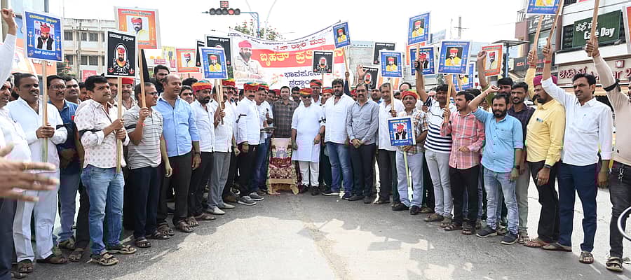 ರಾಷ್ಟ್ರೀಯ ರಜಪೂತ ಕರ್ಣಿ ಸೇನಾ ಮುಖ್ಯಸ್ಥ ಸುಖದೇವ್ ಸಿಂಗ್ ಗೊಗಾಮೆಡಿ ಅವರ ಹತ್ಯೆಯನ್ನು ಖಂಡಿಸಿ ದಾವಣಗೆರೆ ಜಿಲ್ಲಾ ರಜಪೂತ್ ಮಹಾಸಭಾ ಹಾಗೂ ವಿಷ್ಣು ಸಮಾಜದವತಿಯಿಂದ ಶುಕ್ರವಾರ ಪ್ರತಿಭಟನೆ ಹಾಗೂ ಬೈಕ್ ರ್ಯಾಲಿ ನಡೆಯಿತು.