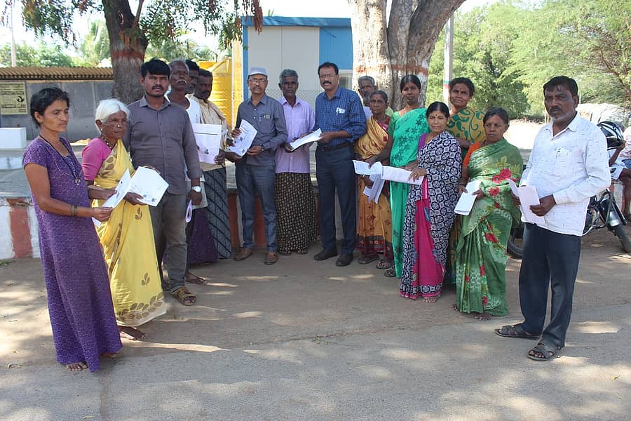 ಕೊಡಿಗೇನಹಳ್ಳಿ ಹೋಬಳಿ ನಾಗೇನಹಳ್ಳಿಯಲ್ಲಿ ಗುರುವಾರ ನೋಡಲ್ ಅಧಿಕಾರಿ ಹಾಗೂ ಕಂದಾಯ ಅಧಿಕಾರಿಗಳು ಬರಗಾಲ ಪರಿಹಾರಕ್ಕೆ ರೈತರಿಂದ ದಾಖಲೆ ಸಂಗ್ರಹಿಸಿದರು