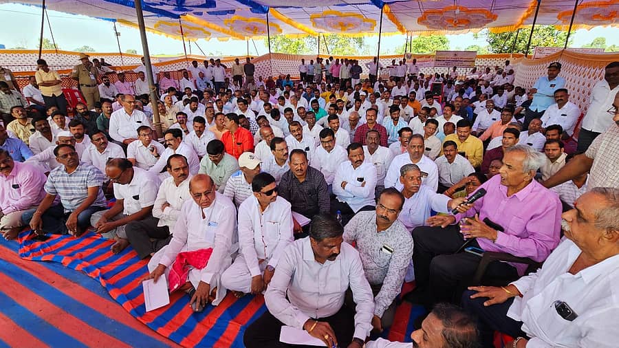 <div class="paragraphs"><p>ಬೆಳಗಾವಿ ತಾಲ್ಲೂಕಿನ ಹಲಗಾದ ಸುವರ್ಣ ಗಾರ್ಡನ್‌ ಬಳಿ ಇರುವ ವೇದಿಕೆಯಲ್ಲಿ ಜಿಲ್ಲಾ ಕಾರ್ಯನಿರತ ಗುತ್ತಿಗೆದಾರರ ಸಂಘದವರು ಗುರುವಾರ ಪ್ರತಿಭಟನೆ ನಡೆಸಿದರು. </p></div>