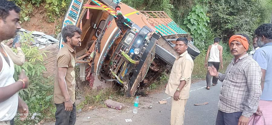 ಯಲ್ಲಾಪುರದ ಅರಬೈಲು ಘಟ್ಟದ ಶಿರಲೆ ಫಾಲ್ಸ್ ತಿರುವಿನಲ್ಲಿ ಲಾರಿ ಪಲ್ಟಿಯಾಗಿರುವುದು.
